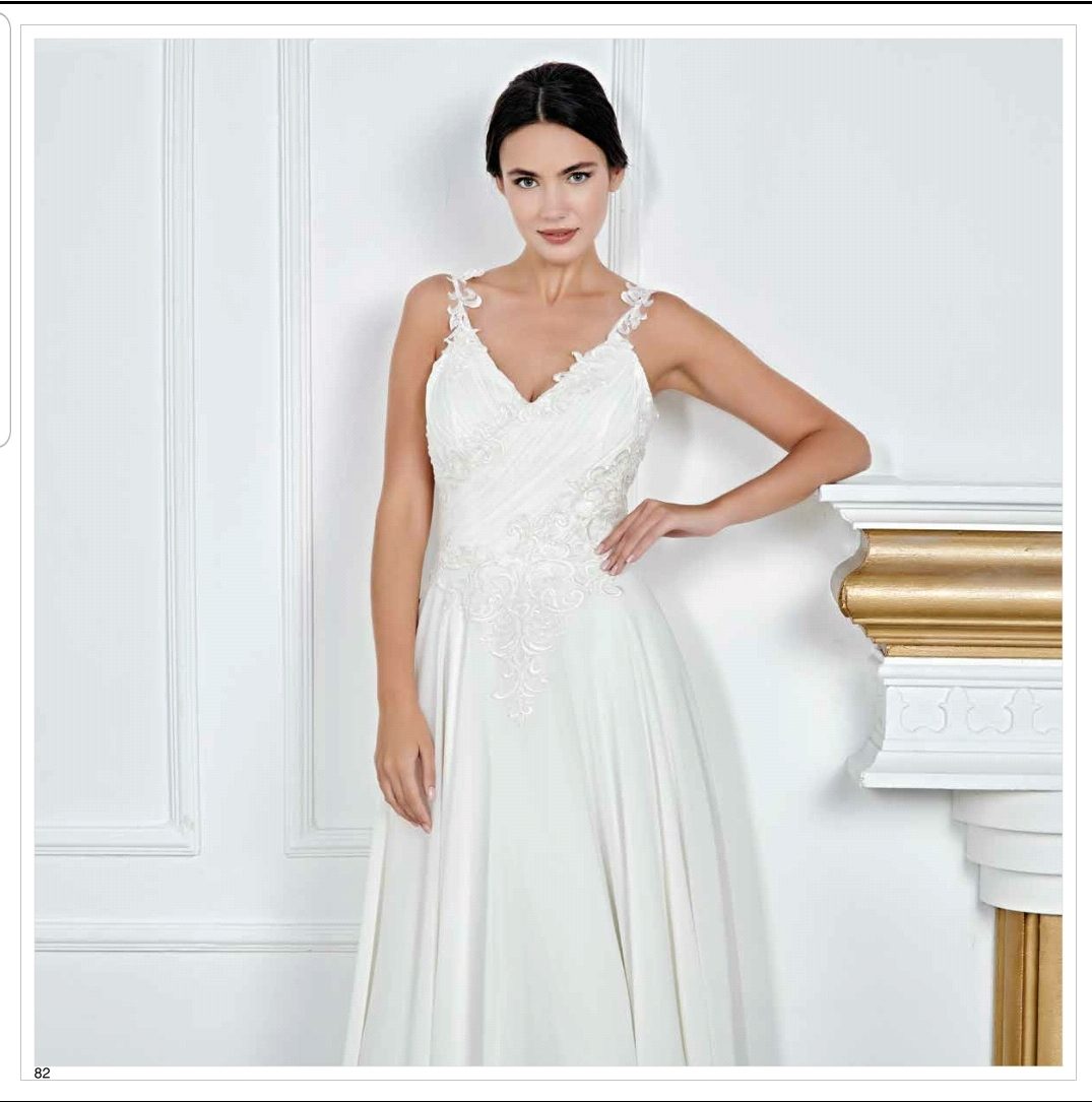 Romantisches A-Linien Brautkleid mit V-Ausschnitt und zarten Spitzenapplikationen